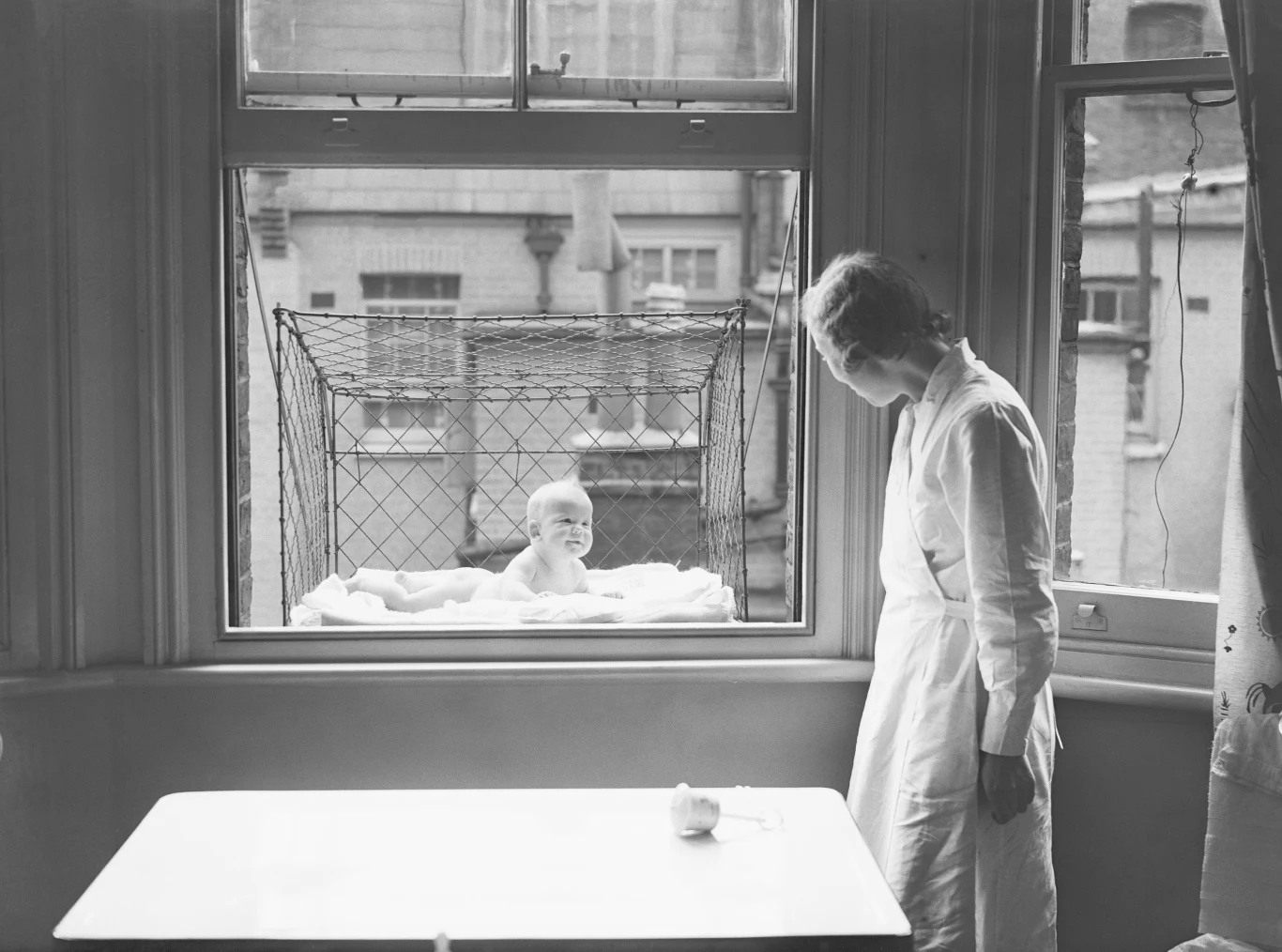 Klatki były rozdawane członkom Chelsea Baby Club, którzy nie mają ogrodów (1937 r.)