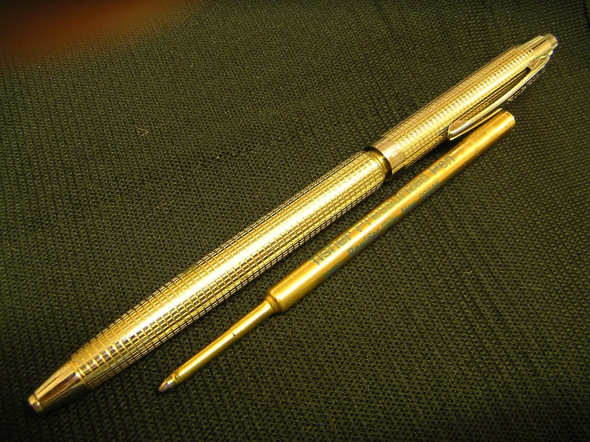 Fisher Space Pen jest bardzo eleganckim długopisem. Na zdjęciu widoczny również wkład. Fisher Space Pen jest bardzo eleganckim długopisem. Na zdjęciu widoczny również wkład.