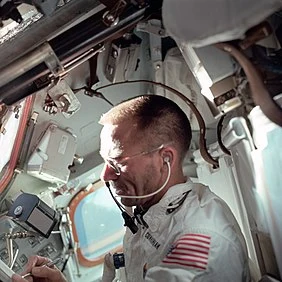 Astronauta Walter Cunningham, pilot modułu księżycowego Apollo 7, robi notatki kosmicznym długopisem podczas dziewiątego dnia misji. Astronauta Walter Cunningham, pilot modułu księżycowego Apollo 7, robi notatki kosmicznym długopisem podczas dziewiątego dnia misji.
