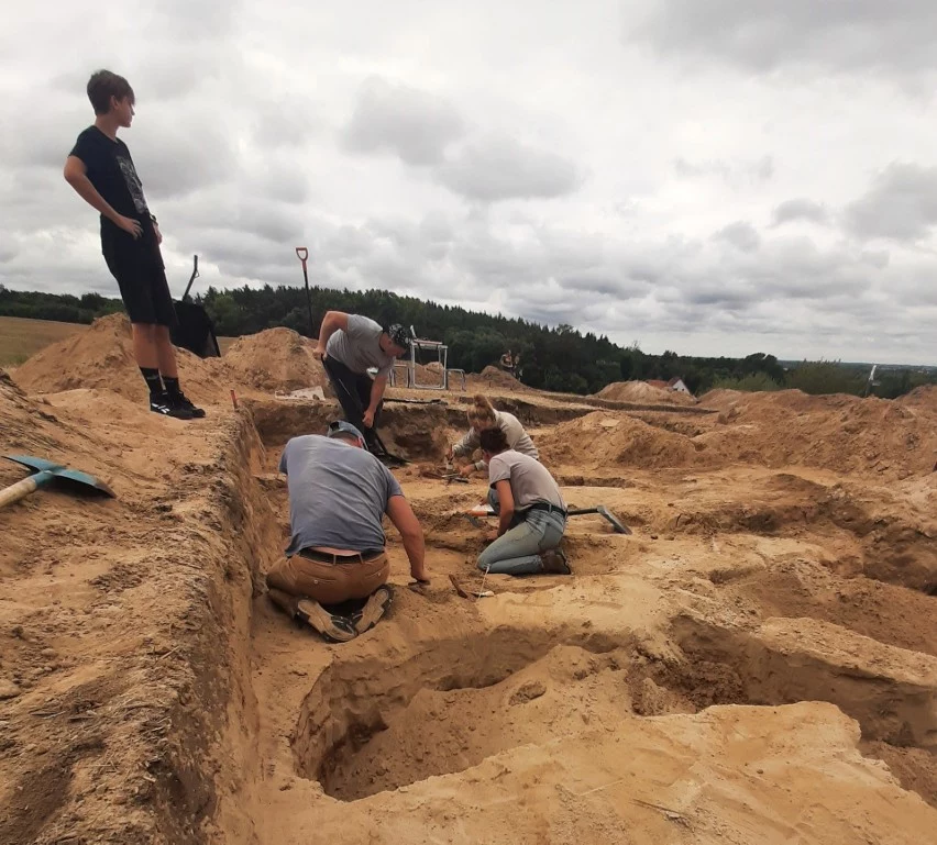 Archeolodzy z UMK w Toruniu i wolontariusze w gminie Dąbrowa Chełmińska na miejscu, gdzie odkryto grób wampira / fot. Beata Zielińska-Gołembiewska