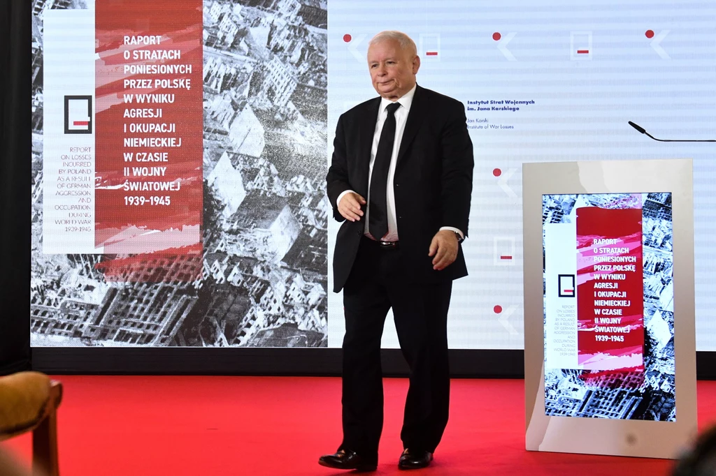 Prezes PiS Jarosław Kaczyński podczas prezentacji raportu o stratach poniesionych przez Polskę w czasie II wojny światowej Prezes PiS Jarosław Kaczyński podczas prezentacji raportu o stratach poniesionych przez Polskę w czasie II wojny światowej