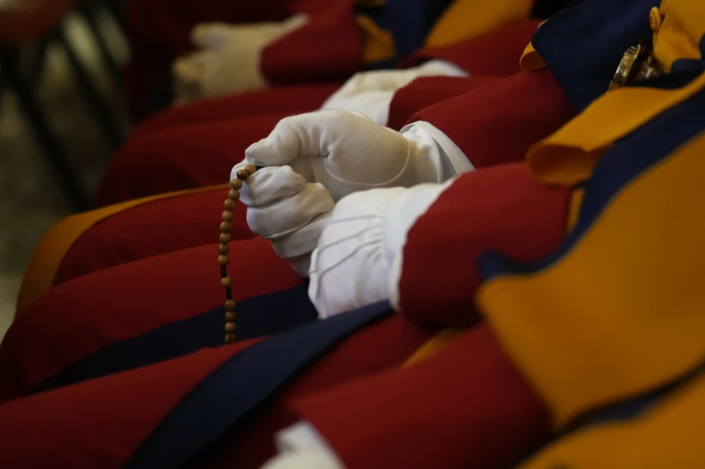 Do Gwardii mogą wstąpić obywatele Szwajcarii w wieku od 19 do 31 lat, praktykujący katolicy o nieposzlakowanej opinii Do Gwardii mogą wstąpić obywatele Szwajcarii w wieku od 19 do 31 lat, praktykujący katolicy o nieposzlakowanej opinii