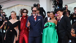 Luca Guadagnino (C) z ekipą filmu "Bones and All" na festiwalu w Wenecji