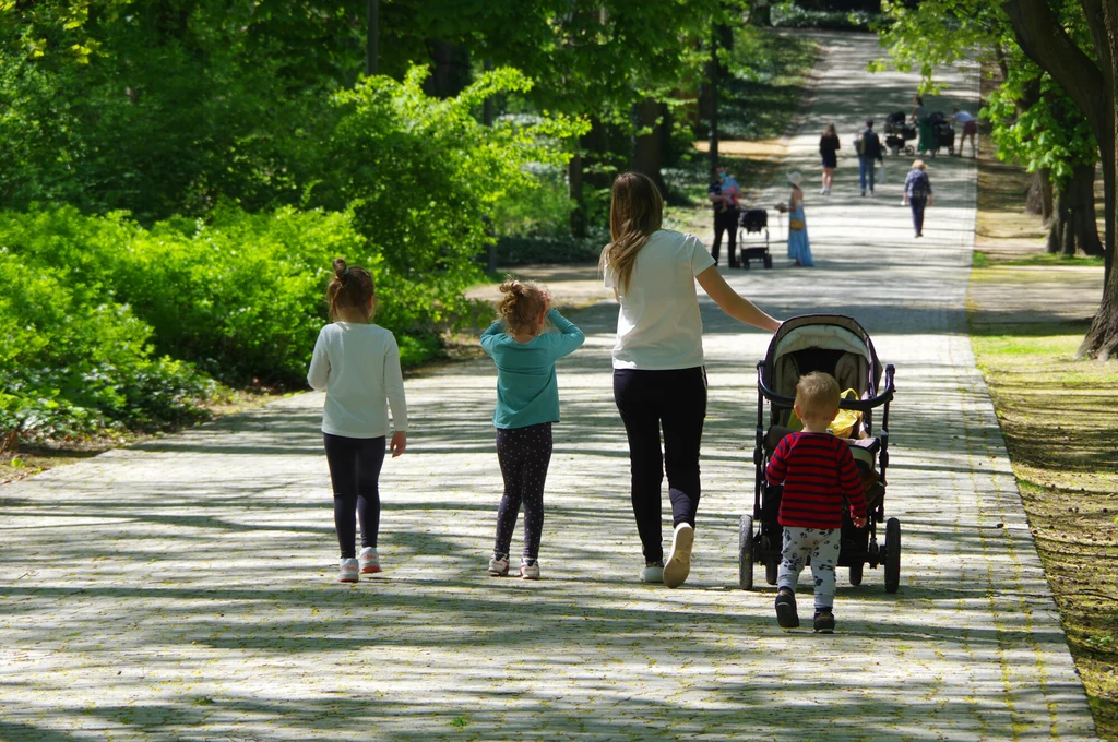 Mama 4 plus nie tylko dla matek. 1338 zł mogą dostać także ojcowie.