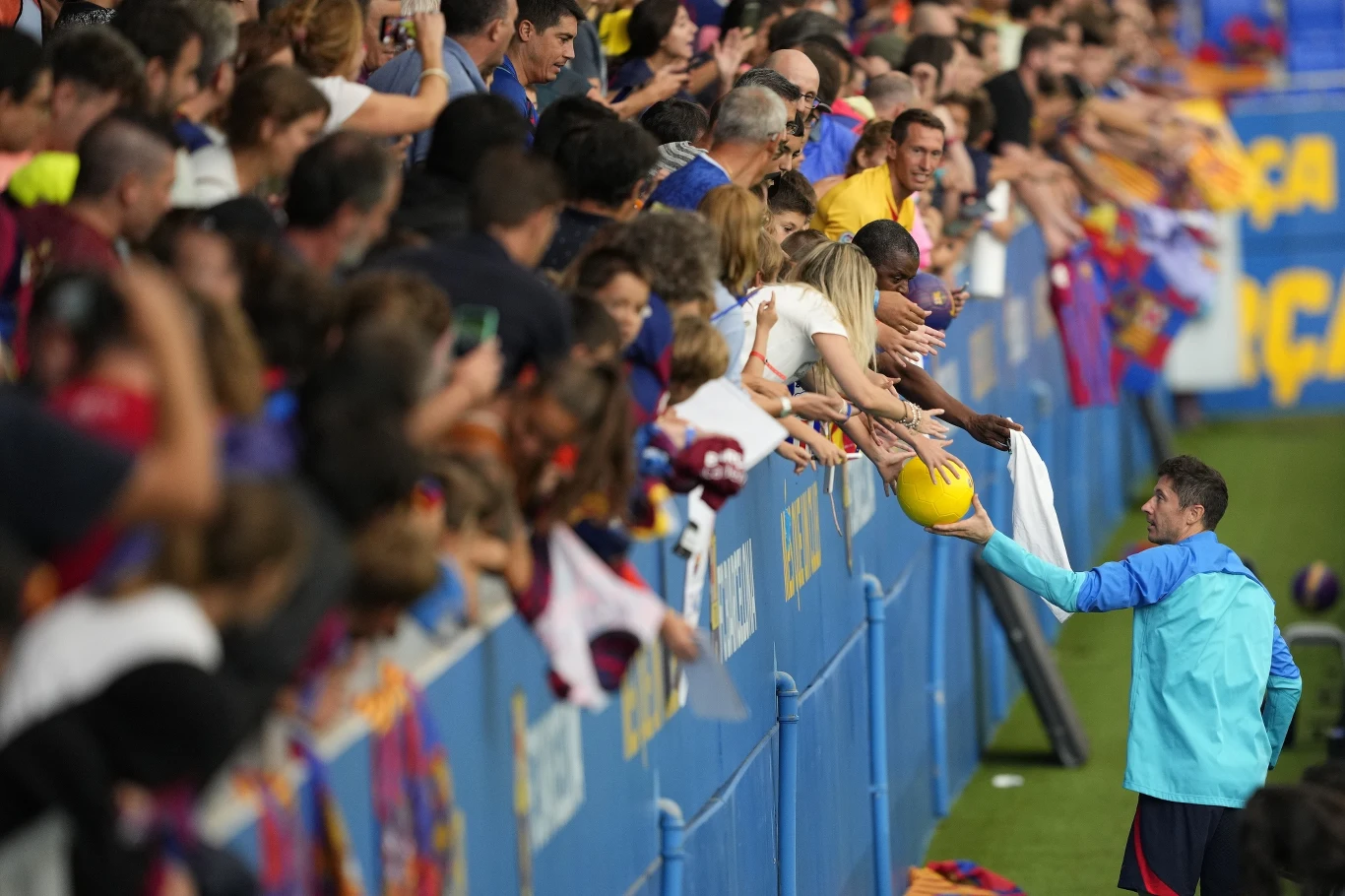 Robert Lewandowski z kibicami FC Barcelona Robert Lewandowski z kibicami FC Barcelona
