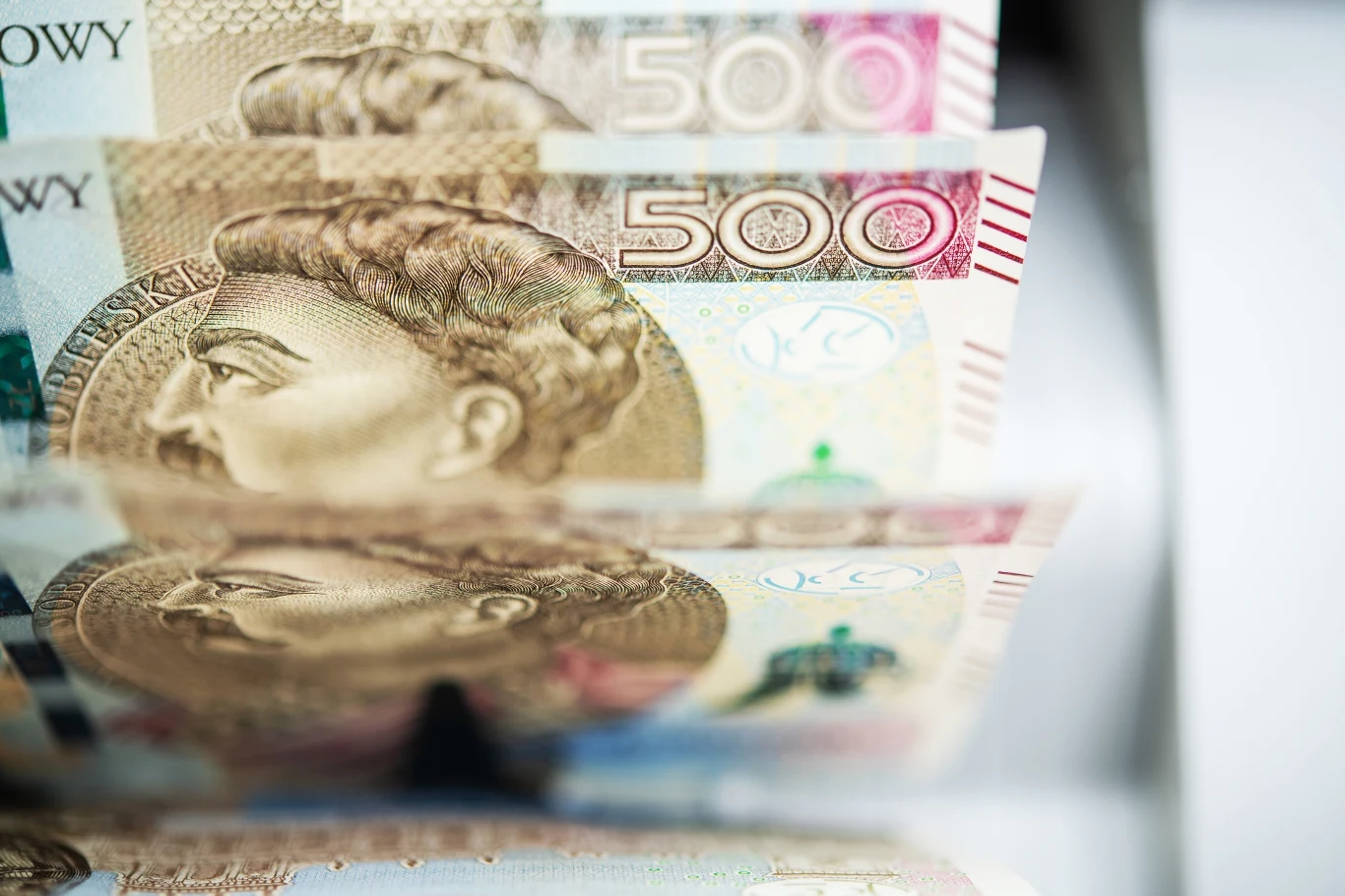 Niektóre partie polityczne postulują istotne zmiany w świadczeniu 500 plus, a nawet jego zniesienie Niektóre partie polityczne postulują istotne zmiany w świadczeniu 500 plus, a nawet jego zniesienie