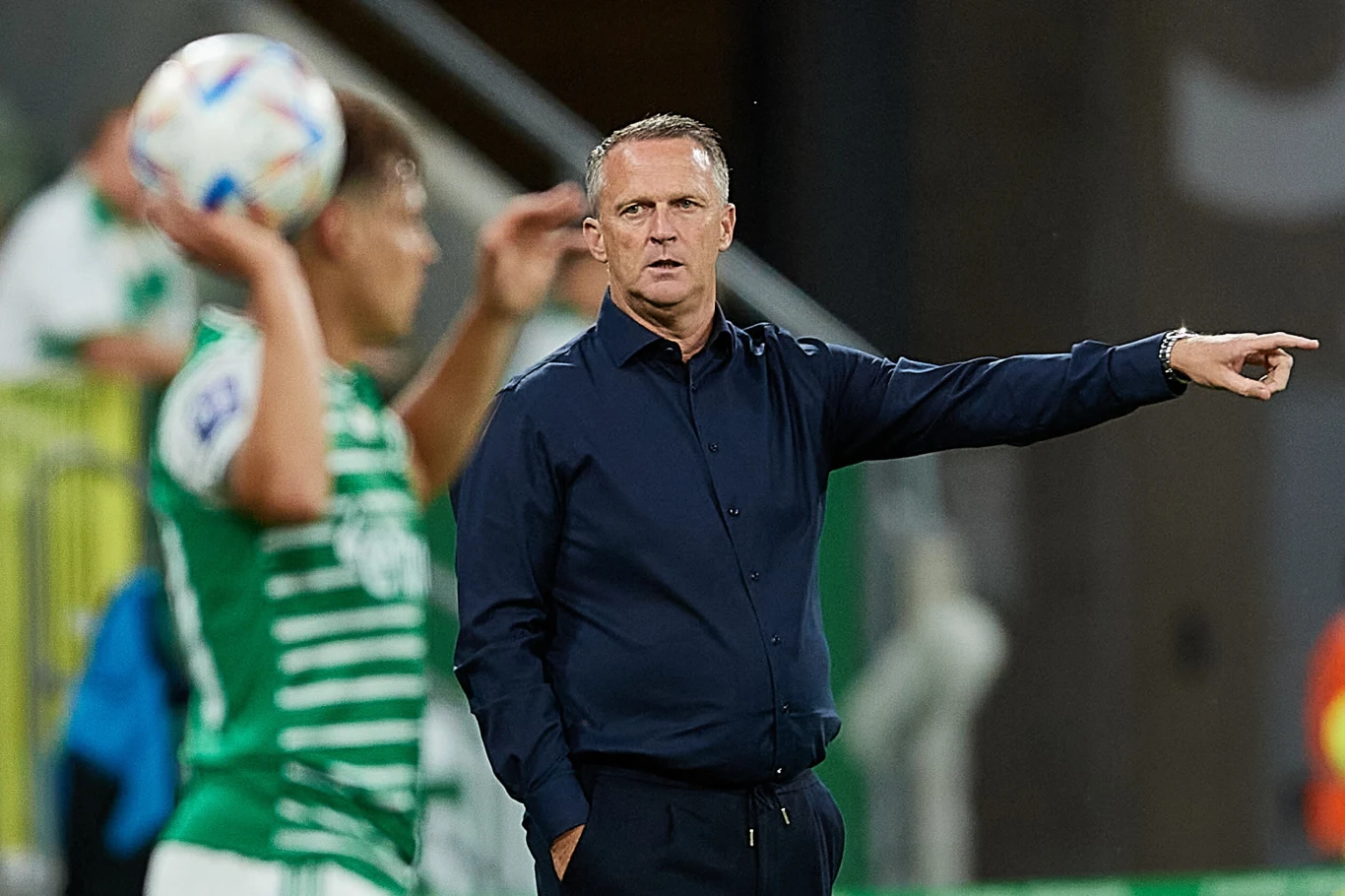 Trener John van den Brom w meczu Lecha Poznań z Lechią Gdańsk Trener John van den Brom w meczu Lecha Poznań z Lechią Gdańsk