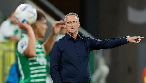Trener John van den Brom w meczu Lecha Poznań z Lechią Gdańsk