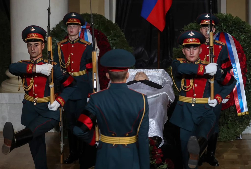 Twórca pieriestrojki zmarł we wtorek wieczorem w wieku 91 lat. Na czele ZSRR stanął w 1985 roku, gdy został sekretarzem generalnym Komunistycznej Partii Związku Radzieckiego (KPZR). Z jego inicjatywy rozpoczęła się trwająca przez następne lata próba wielostronnych reform w państwie znana jako "pieriestrojka" - przebudowa. Twórca pieriestrojki zmarł we wtorek wieczorem w wieku 91 lat. Na czele ZSRR stanął w 1985 roku, gdy został sekretarzem generalnym Komunistycznej Partii Związku Radzieckiego (KPZR). Z jego inicjatywy rozpoczęła się trwająca przez następne lata próba wielostronnych reform w państwie znana jako "pieriestrojka" - przebudowa.