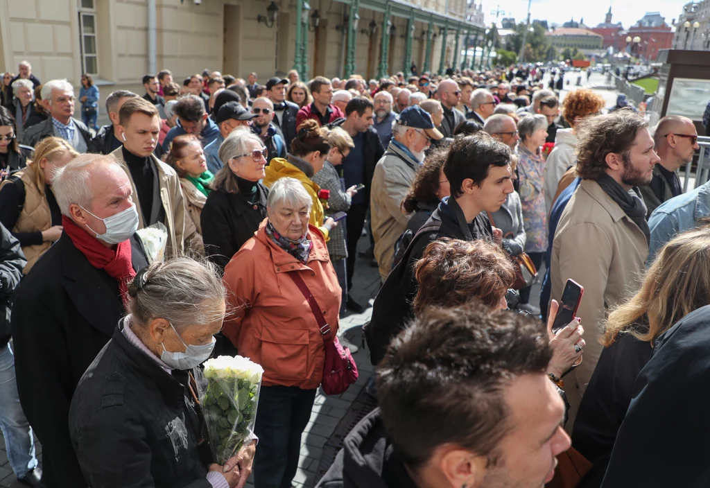 Jeszcze przed rozpoczęciem ceremonii przed wejściem do gmachu zaczęły gromadzić się setki ludzi. Później utworzyła się kolejka, w której stały tysiące oczekujących. Uroczystość zaplanowano na dwie godziny, ale przedłużyła się do około czterech godzin. Jeszcze przed rozpoczęciem ceremonii przed wejściem do gmachu zaczęły gromadzić się setki ludzi. Później utworzyła się kolejka, w której stały tysiące oczekujących. Uroczystość zaplanowano na dwie godziny, ale przedłużyła się do około czterech godzin.