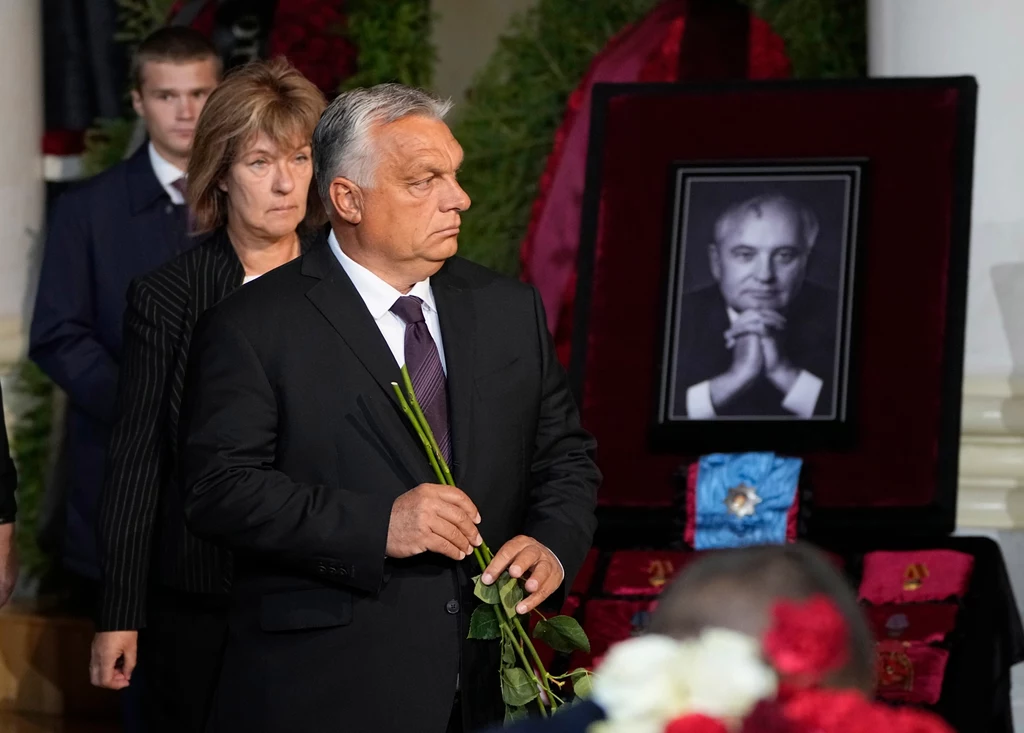 Viktor Orban, który był jedynym przywódcą zagranicznym na uroczystości, nie spotkał się podczas wizyty w Moskwie z prezydentem Władimirem Putinem - podały rosyjskie agencje informacyjne. Kraje zachodnie reprezentowali ich ambasadorzy. Najwyższym rangą urzędnikiem reprezentującym władze Rosji był były prezydent Dmitrij Miedwiediew, obecnie wiceprzewodniczący Rady Bezpieczeństwa państwa. Viktor Orban, który był jedynym przywódcą zagranicznym na uroczystości, nie spotkał się podczas wizyty w Moskwie z prezydentem Władimirem Putinem - podały rosyjskie agencje informacyjne. Kraje zachodnie reprezentowali ich ambasadorzy. Najwyższym rangą urzędnikiem reprezentującym władze Rosji był były prezydent Dmitrij Miedwiediew, obecnie wiceprzewodniczący Rady Bezpieczeństwa państwa.