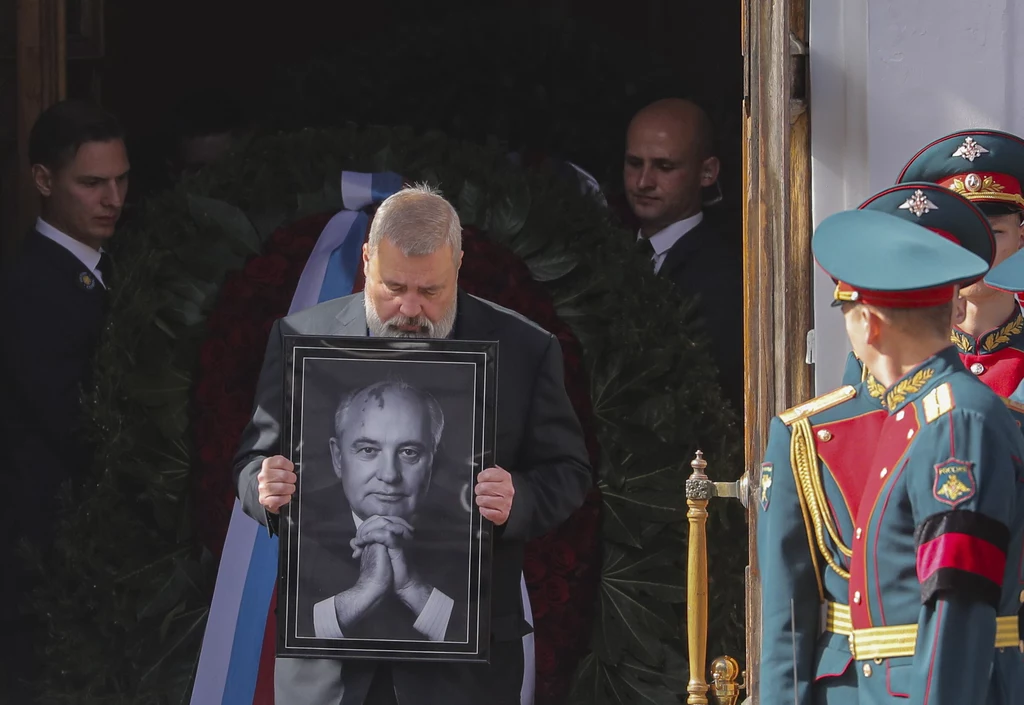 Gorbaczowowi złożył hołd laureat pokojowego Nobla Dmitrij Muratow (niesie portret zmarłego), redaktor naczelny niezależnej "Nowej Gaziety". Gorbaczow wspierał redakcję podczas zakładania gazety i na zakup pierwszych komputerów przeznaczył środki z otrzymanej w 1990 roku pokojowej Nagrody Nobla. Posiadał także niewielką część akcji gazety. Gorbaczowowi złożył hołd laureat pokojowego Nobla Dmitrij Muratow (niesie portret zmarłego), redaktor naczelny niezależnej "Nowej Gaziety". Gorbaczow wspierał redakcję podczas zakładania gazety i na zakup pierwszych komputerów przeznaczył środki z otrzymanej w 1990 roku pokojowej Nagrody Nobla. Posiadał także niewielką część akcji gazety.