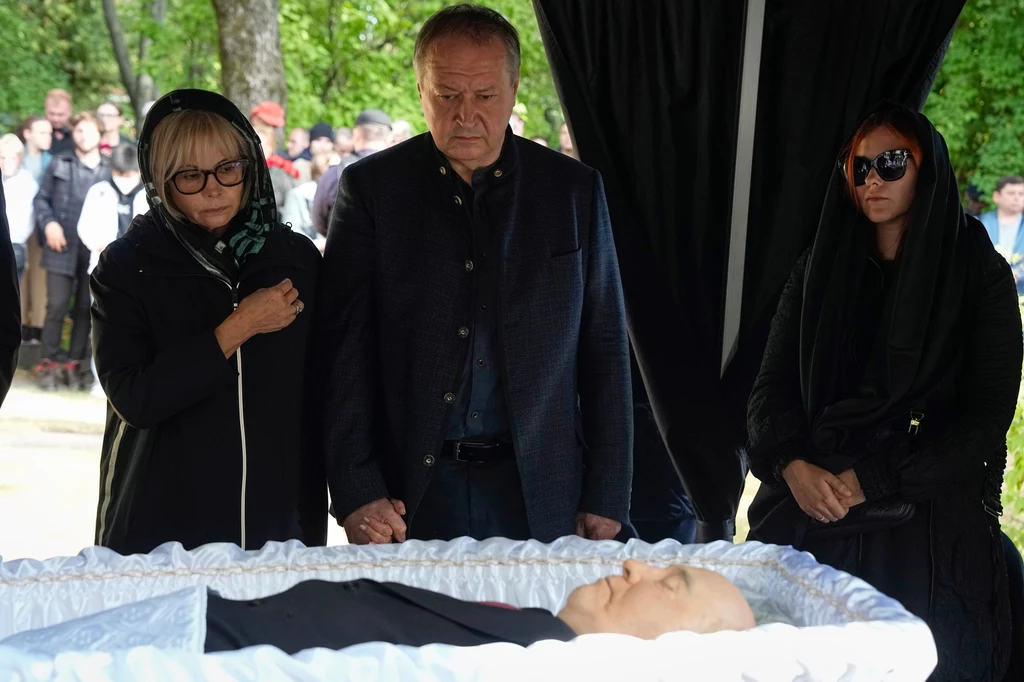 Gorbaczow został pochowany na Cmentarzu Nowodziewiczym w Moskwie, obok swojej zmarłej w 1999 roku małżonki Raisy. Na tej historycznej nekropolii spoczywa wielu zasłużonych Rosjan, w tym pierwszy prezydent poradzieckiej Rosji Borys Jelcyn. Na zdjęciu zmarłego ojca żegna jego córka Irina Virganskaya (po lewej) z mężem. Tekst: PAP/Interia Zobacz więcej zdjęć: Gorbaczow został pochowany na Cmentarzu Nowodziewiczym w Moskwie, obok swojej zmarłej w 1999 roku małżonki Raisy. Na tej historycznej nekropolii spoczywa wielu zasłużonych Rosjan, w tym pierwszy prezydent poradzieckiej Rosji Borys Jelcyn. Na zdjęciu zmarłego ojca żegna jego córka Irina Virganskaya (po lewej) z mężem. Tekst: PAP/Interia Zobacz więcej zdjęć: