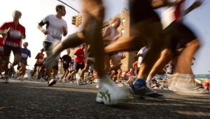 Ujęcie biegnących ludzi