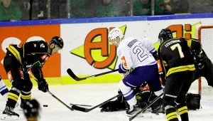 Mecz hokejowej Ligi Mistrzów między GKS-em Katowice a ZSC Lions Zurich. W akcji (od lewej): Maciej Kruczek, Matias Lehtonen oraz Simon Bodenmann