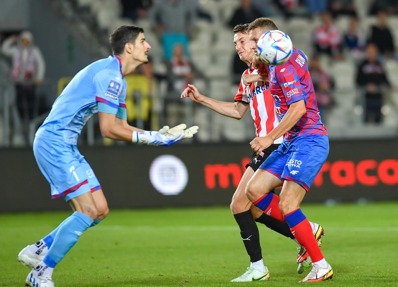 W meczu Cracovii z Rakowem emocji nie brakuje W meczu Cracovii z Rakowem emocji nie brakuje