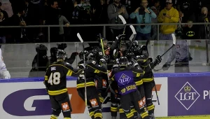 Hokeiści GKS-u Katowice cieszą się ze zwycięstwa z ZSC Lions Zurich