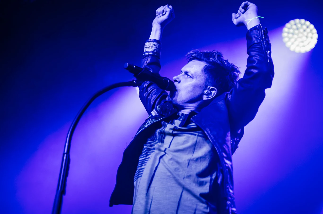 "Michaelowi Patrickowi Kelly'emu wystarczy kilka akordów na fortepianie, aby zdobyć serca słuchaczy. Swoim niepowtarzalnym, czterooktawowym głosem artysta ożywia potężne dźwięki kinowego popowego hymnu, delikatnego i silnego jednocześnie. Jego występ wokalny emanuje całą artystyczną duszą rasowego muzyka, tak autentycznego i niepokojącego jak nigdy dotąd" - mogliśmy przeczytać w materiałach prasowych przy okazji ostatniej płyty. "Michaelowi Patrickowi Kelly'emu wystarczy kilka akordów na fortepianie, aby zdobyć serca słuchaczy. Swoim niepowtarzalnym, czterooktawowym głosem artysta ożywia potężne dźwięki kinowego popowego hymnu, delikatnego i silnego jednocześnie. Jego występ wokalny emanuje całą artystyczną duszą rasowego muzyka, tak autentycznego i niepokojącego jak nigdy dotąd" - mogliśmy przeczytać w materiałach prasowych przy okazji ostatniej płyty.