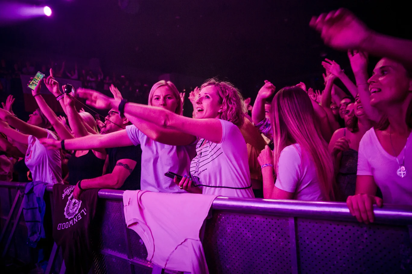 Na koncercie nie zabrakło wiernych fanek, które wieszały plakaty ze zdjęciami długowłosego wówczas Paddy'ego Kelly'ego na ścianach. Na koncercie nie zabrakło wiernych fanek, które wieszały plakaty ze zdjęciami długowłosego wówczas Paddy'ego Kelly'ego na ścianach.