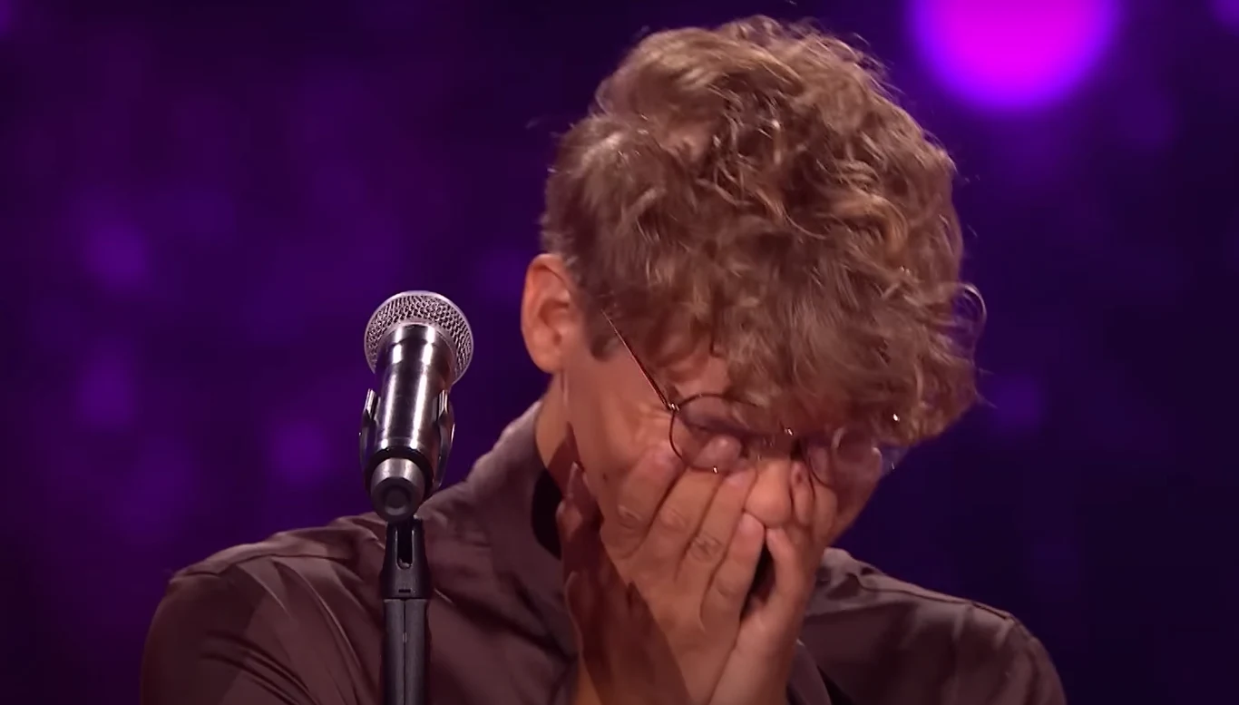 Zapłakany Norbert Wronka w "The Voice of Poland" Zapłakany Norbert Wronka w "The Voice of Poland"