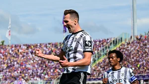 Arkadiusz Milik cieszy się z gola