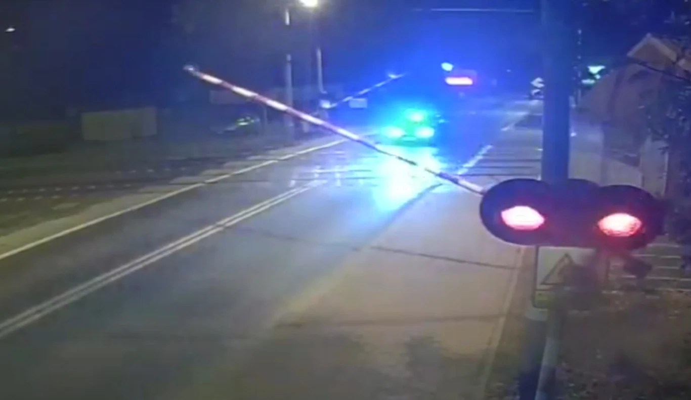 Policjanci przejechali z prędkością 150 km/h pod zamykającymi się rogatkami. Na szczęście zdążyli przed pociągiem Policjanci przejechali z prędkością 150 km/h pod zamykającymi się rogatkami. Na szczęście zdążyli przed pociągiem