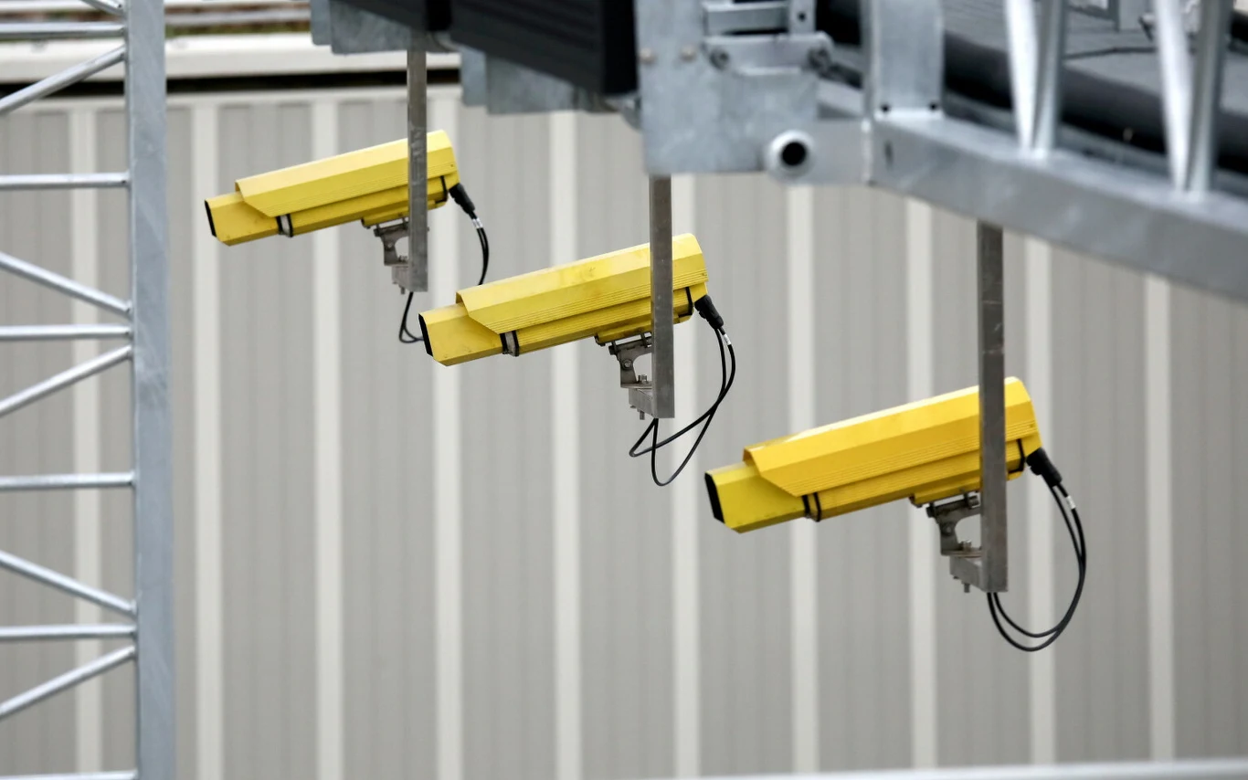 Kamery OPP rejestrują numer rejestracyjny i godzinę wjazdu i zjazdu z danego odcinka. Na tej podstawie wyliczana jest średnia prędkość jazdy Kamery OPP rejestrują numer rejestracyjny i godzinę wjazdu i zjazdu z danego odcinka. Na tej podstawie wyliczana jest średnia prędkość jazdy