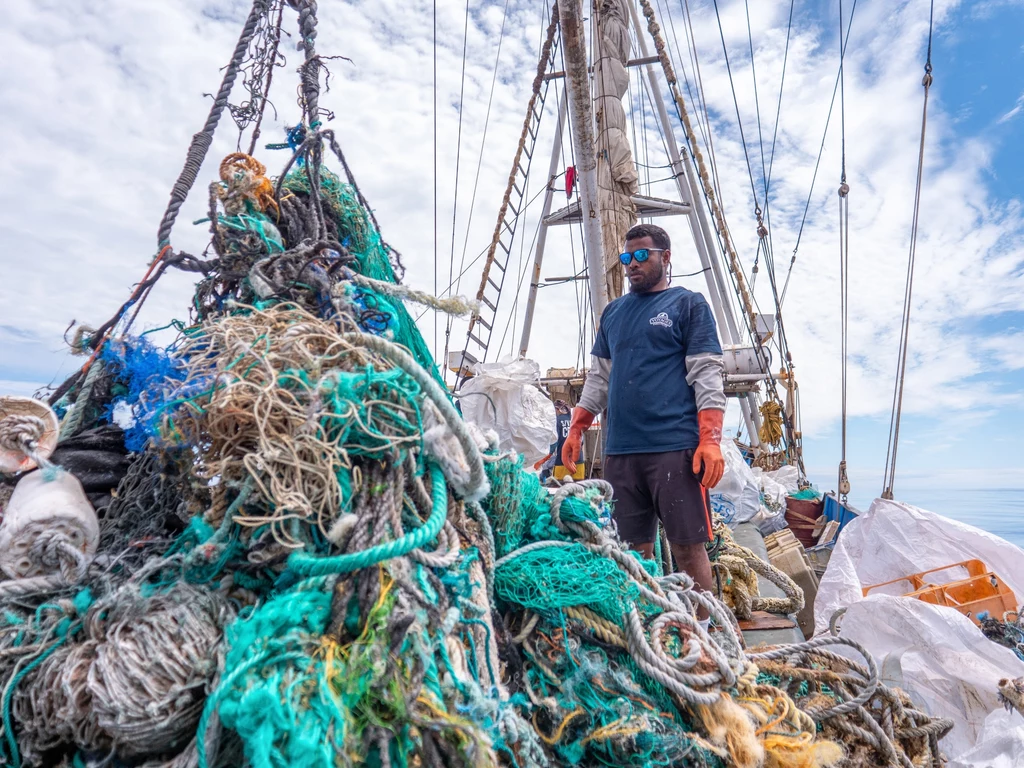 Z badań naukowców wynika, że Wielka Pacyficzna Plama Śmieci to w dużej mierze wynik zaśmiecania mórz przez rybaków 