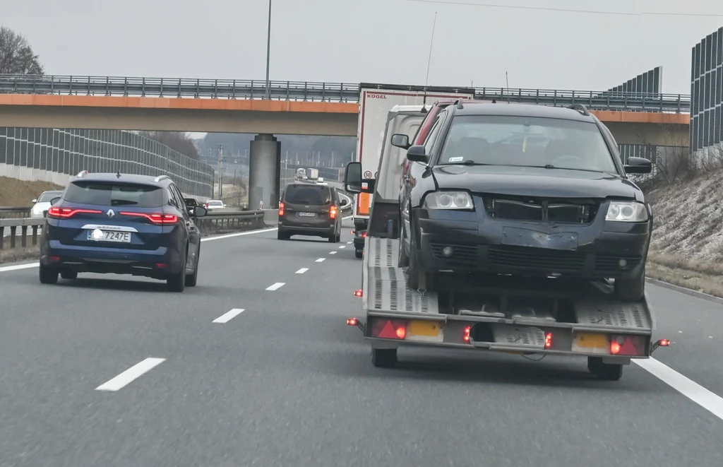 Jeśli kierowca sam nie usunie samochodu, zajmie się tym policja, ale zrobi to na koszt właściciela