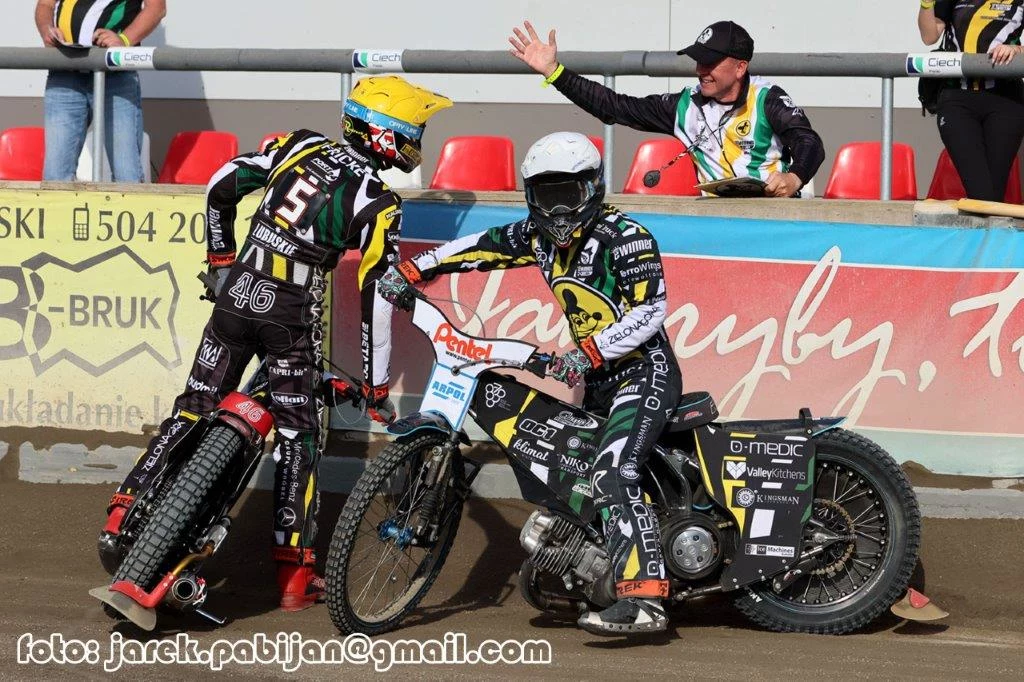 Max Fricke i Rohan Tungate świętują sukces Falubazu Zielona Góra