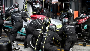 Lewis Hamilton podczas pit-stopu