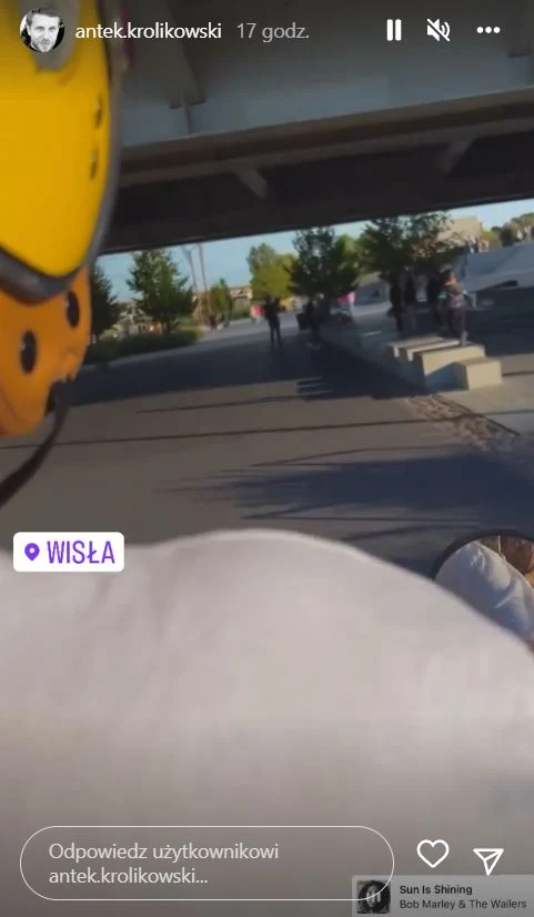 Antoni Królikowski na przejażdżce skuterem Antoni Królikowski na przejażdżce skuterem