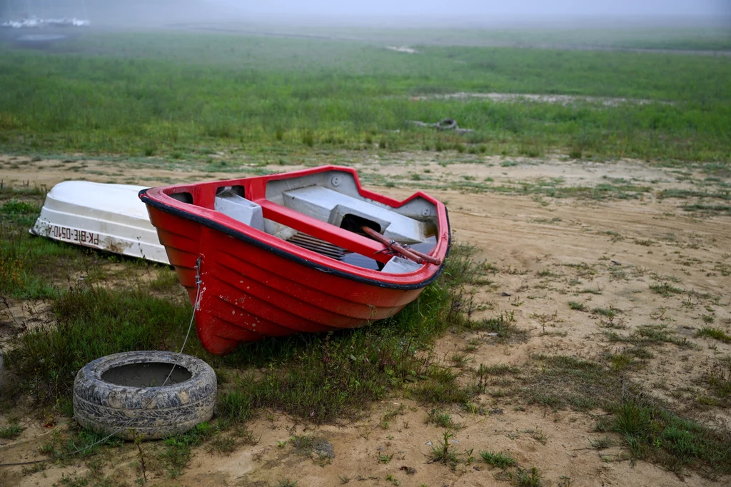 W niektórych miejscach na Jeziorze Solińskim na mieliznach zalegają łodzie