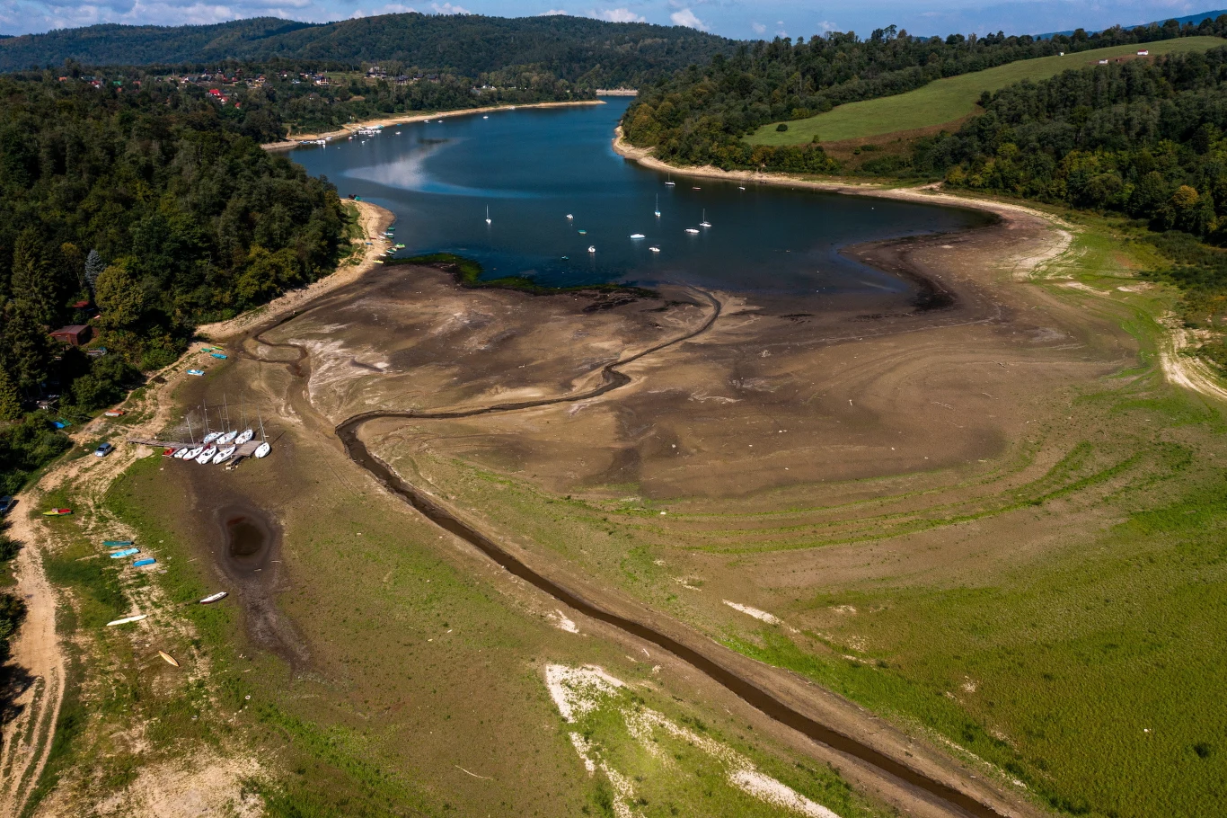 Jezioro Solińskie wysycha. Największy zbiornik retencyjny w Polsce ma niecodziennie niski poziom wody. Powodem jest m.in. susza hydrologiczna 
