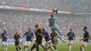 Bramkarz z dużą pensją na ławie, gra ten drugi. A mistrz Polski odżył