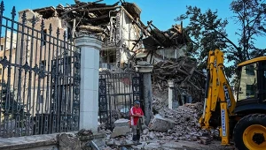 Inwazja wojskowa Rosji na Ukrainę. Gruzy zniszczonego w nocnym ataku rakietowym budynku w Charkowie, 29 sierpnia 2022 r.