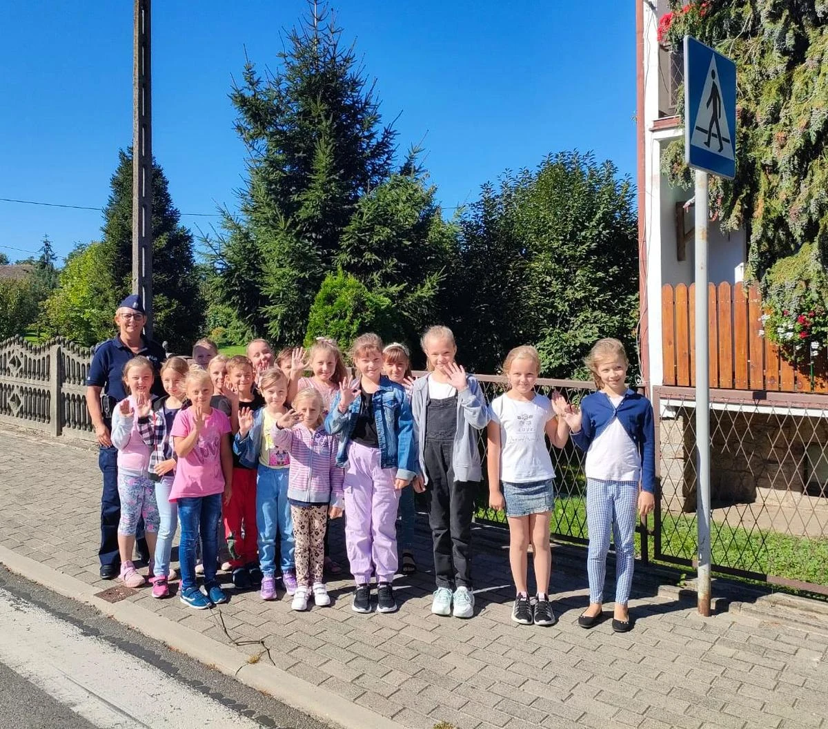 Akcja "Pomachaj kierowcy" będzie odbywać się na najbardziej uczęszczanych przejściach dla pieszych w Wielkopolsce w każdy poniedziałek września. Akcja "Pomachaj kierowcy" będzie odbywać się na najbardziej uczęszczanych przejściach dla pieszych w Wielkopolsce w każdy poniedziałek września.