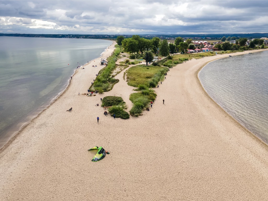 Plaża w Rewie co roku przyciąga wielu turystów 