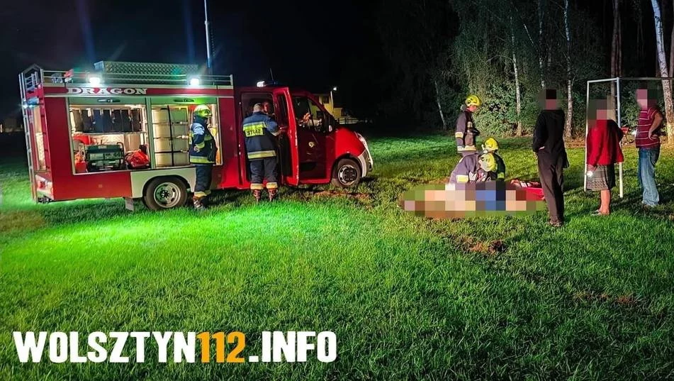 Do wypadku doszło na boisku. Auto przewróciło na nastolatka, który siedział na dachu