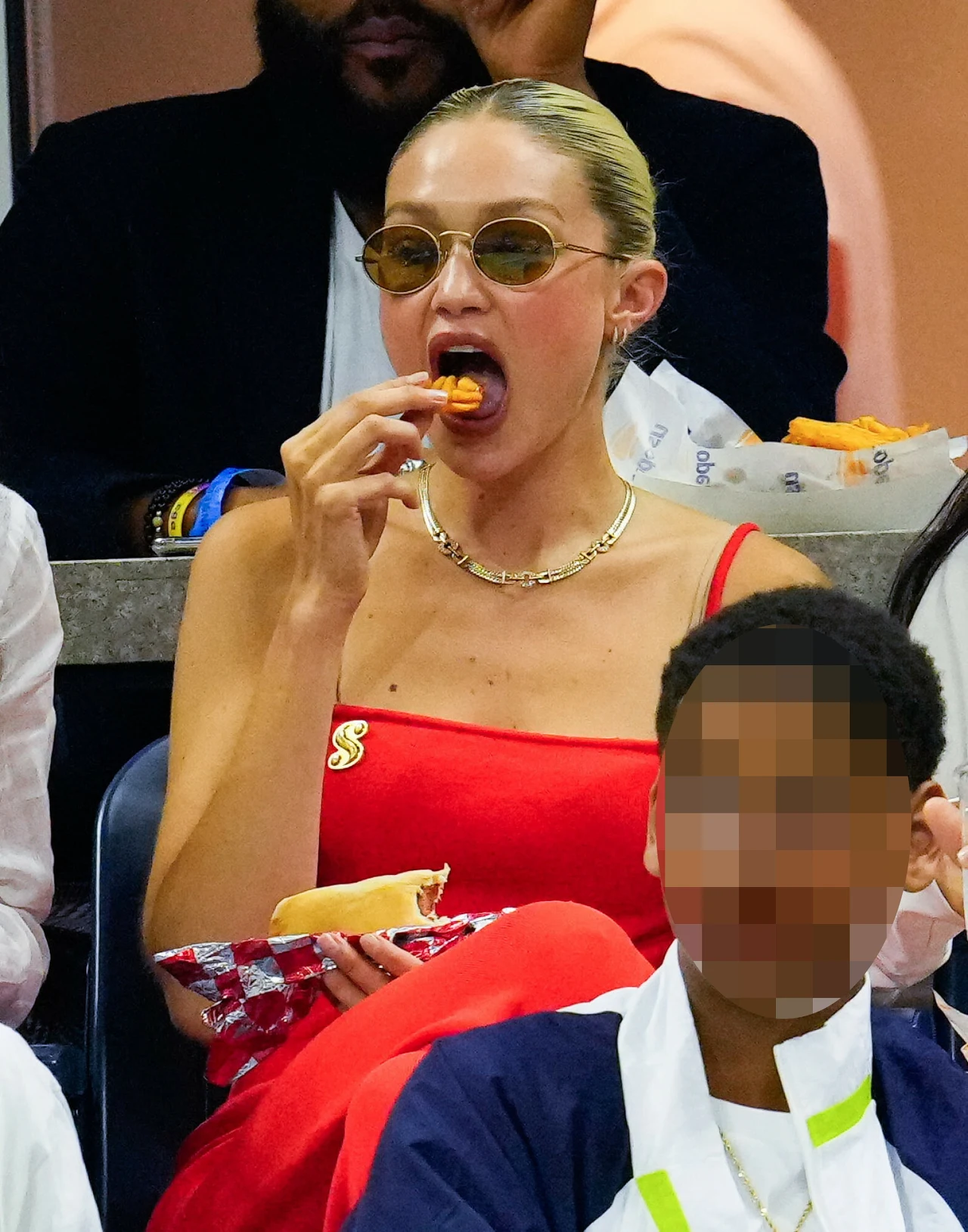 Gigi Hadid zajada fast-foody na US Open Gigi Hadid zajada fast-foody na US Open