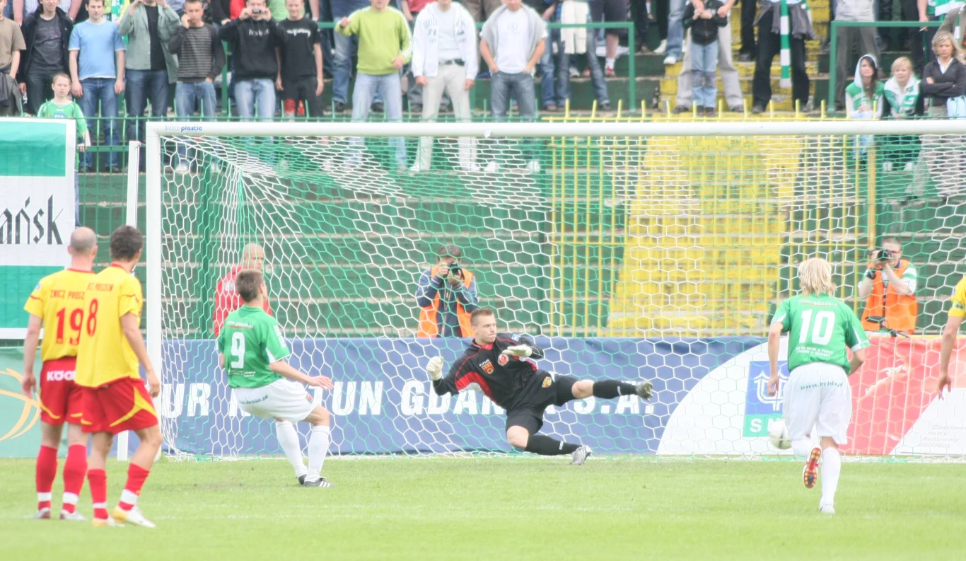 Maciej Rogalski (numer 9) zapewnił Lechii Gdańsk awans do Ekstraklasy Maciej Rogalski (numer 9) zapewnił Lechii Gdańsk awans do Ekstraklasy