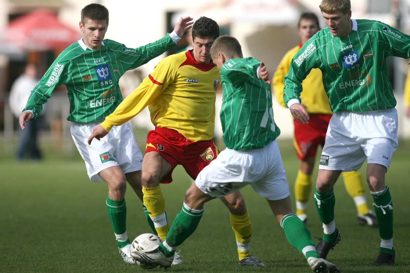 Maciej Rogalski (z lewej) w walce o piłkę z Robertem Lewandowskim (w żółtej koszulce) Maciej Rogalski (z lewej) w walce o piłkę z Robertem Lewandowskim (w żółtej koszulce)