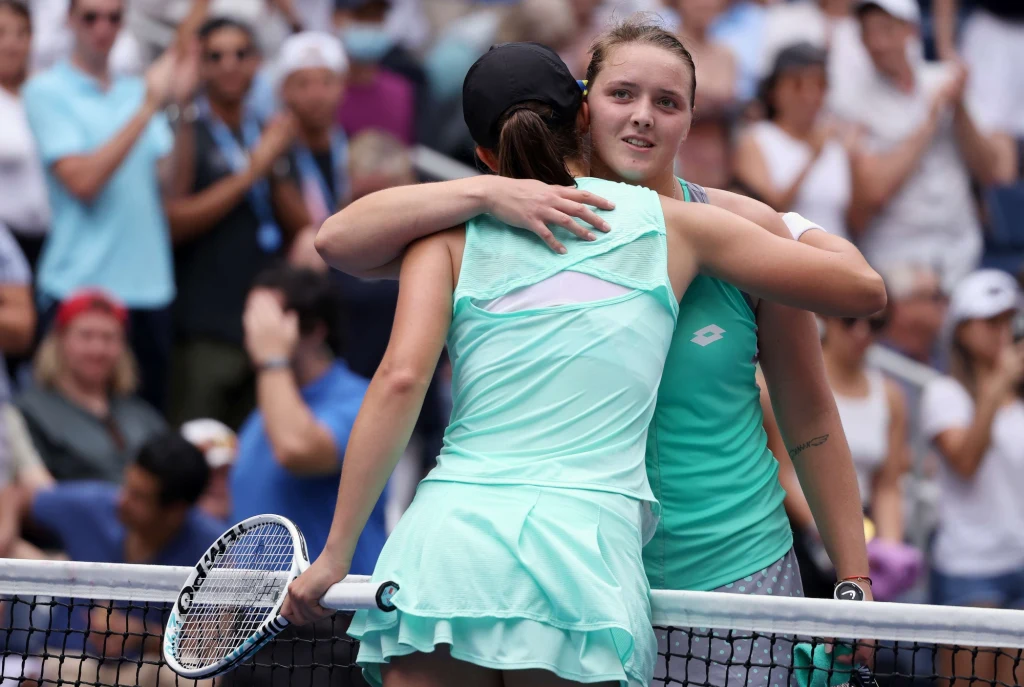 Iga Świątek (tyłem) i Jule Niemeier Iga Świątek (tyłem) i Jule Niemeier