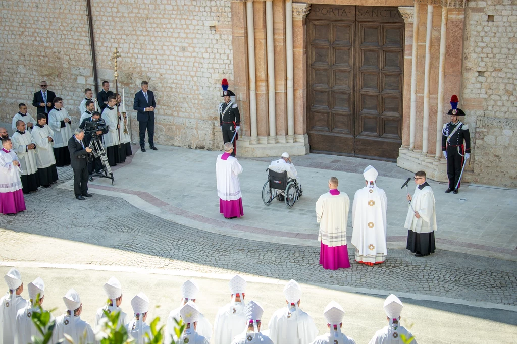 Po 728 latach papież otwiera "Drzwi święte"