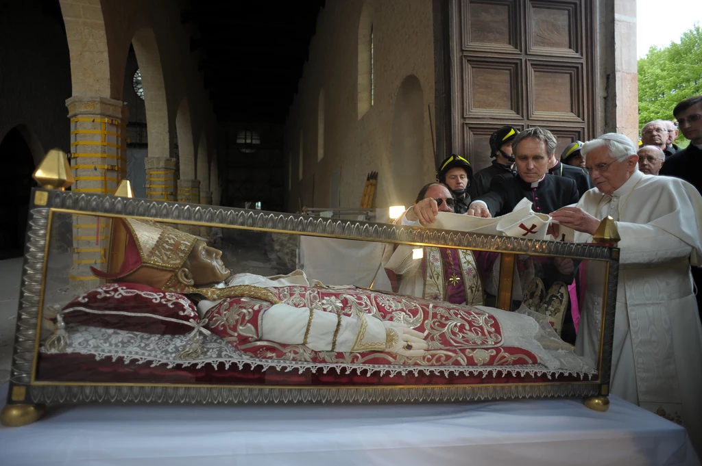 Benedykt XVI u grobu Celestyna V