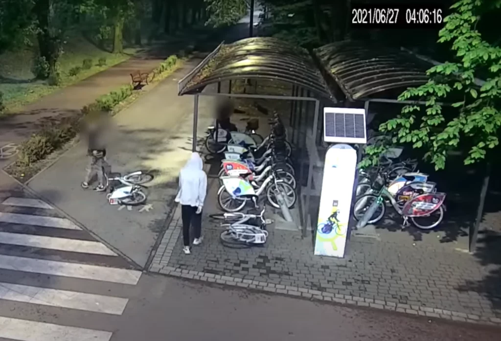 Na filmie widać, jak wandale niszczą miejskie rowery