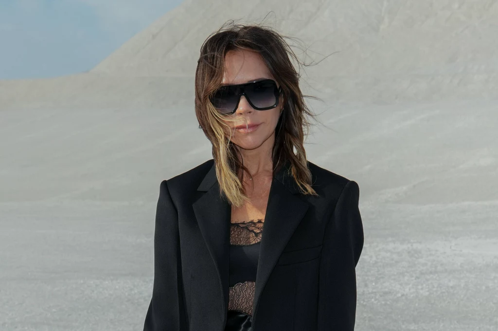 Victoria Beckham uwielbia nosić klasyczne odcienie i fasony. W czerni zawsze prezentuje się perfekcyjnie