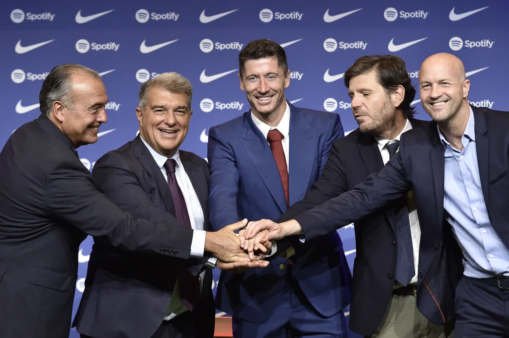 Od lewej: Rafael Yuste, Joan Laporta, Robert Lewandowski, Mateu Alemany, Jordi Cruyff. Ostatni z wymienionych panów wykonał kawał dobrej roboty, by transfery takie, jak ten "Lewego" mogły być możliwe Od lewej: Rafael Yuste, Joan Laporta, Robert Lewandowski, Mateu Alemany, Jordi Cruyff. Ostatni z wymienionych panów wykonał kawał dobrej roboty, by transfery takie, jak ten "Lewego" mogły być możliwe