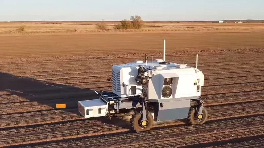 Robot do zwalczania laserem chwastów przypomina wielkością rolniczy ciągnik / foto: Carbon Robotics