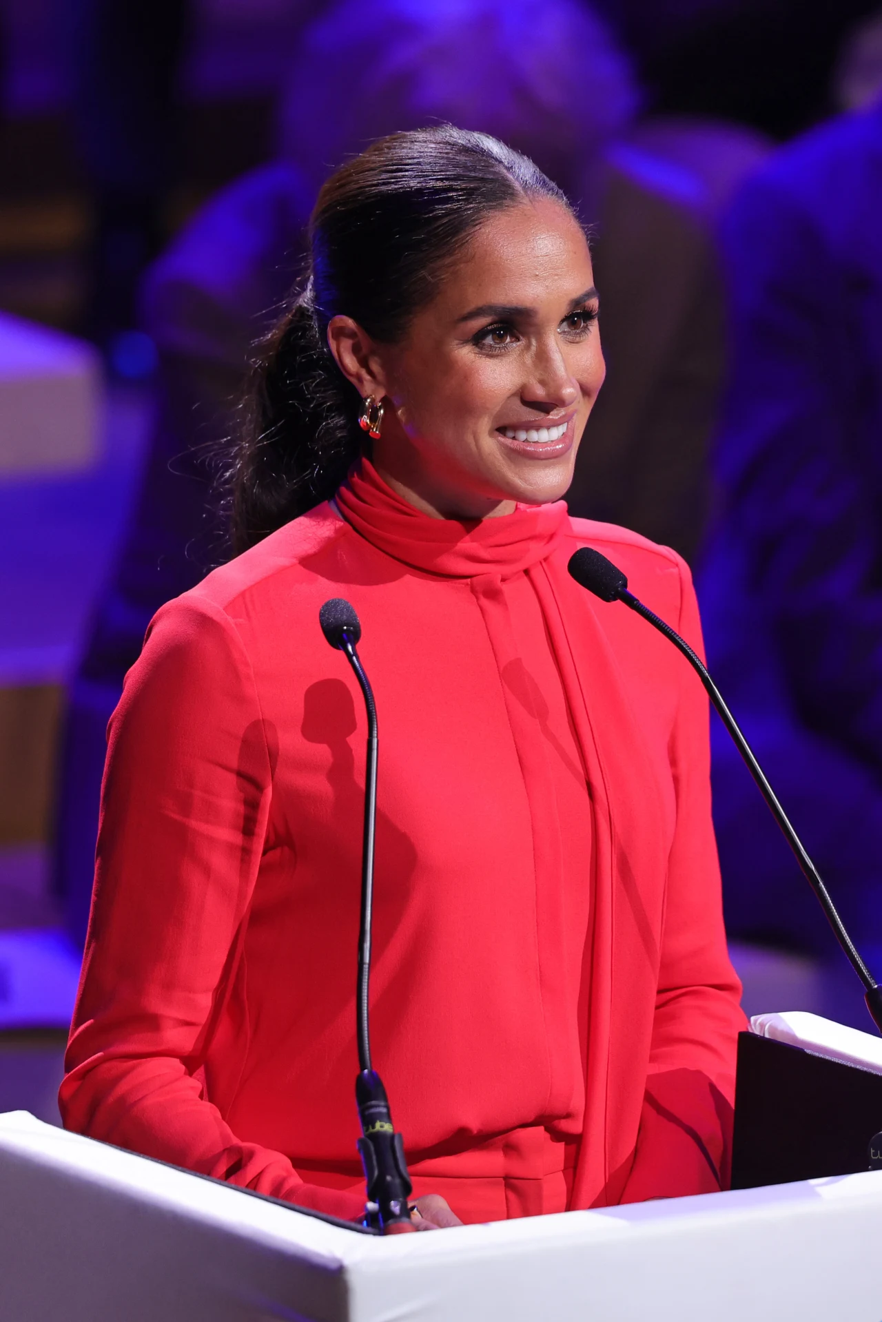 Aktorka postawiła na czerwoną kreację i brylowała na wydarzeniu